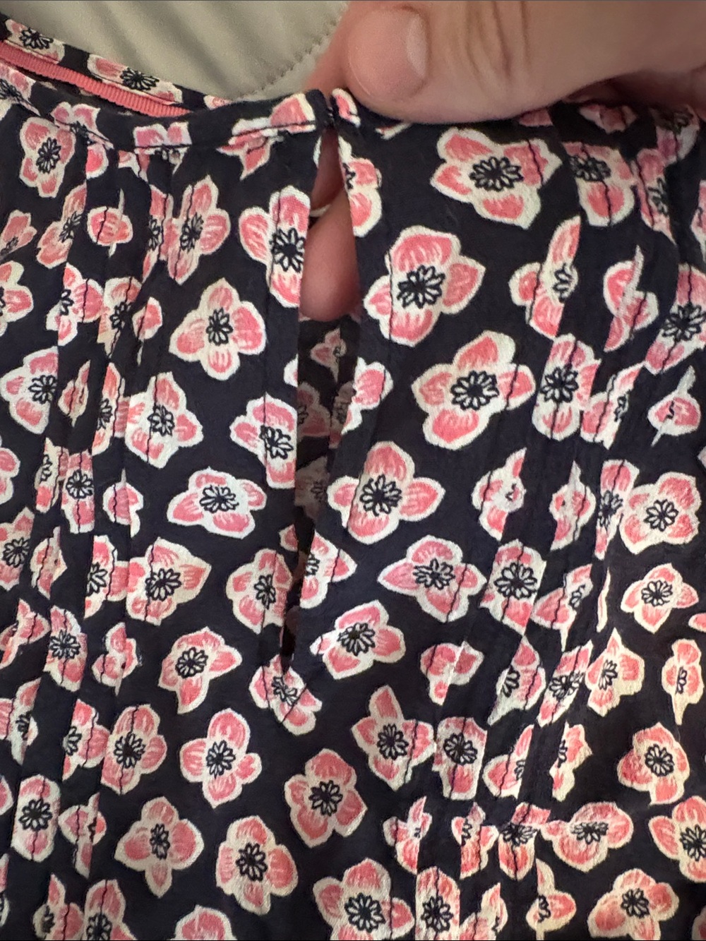 Boden Clara Pintuck Sleeveless Blouse US 6 Floral Print Feminine Key Hole - Picture 7 of 7